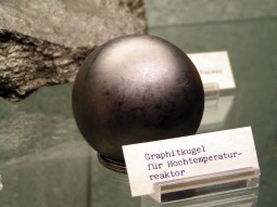 Graphitkugel_fuer_Hochtemperaturreaktor_cropped.JPG